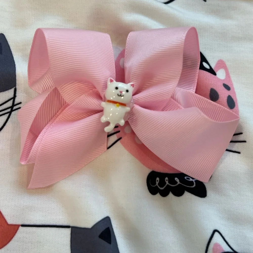 Girls Kitty Cat top shirt pullover crew neck with matching hair bows.